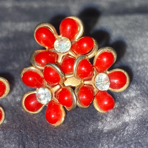 Vintage red flower 🌺 earrings with rhinestones screw back - Picture 2 of 8